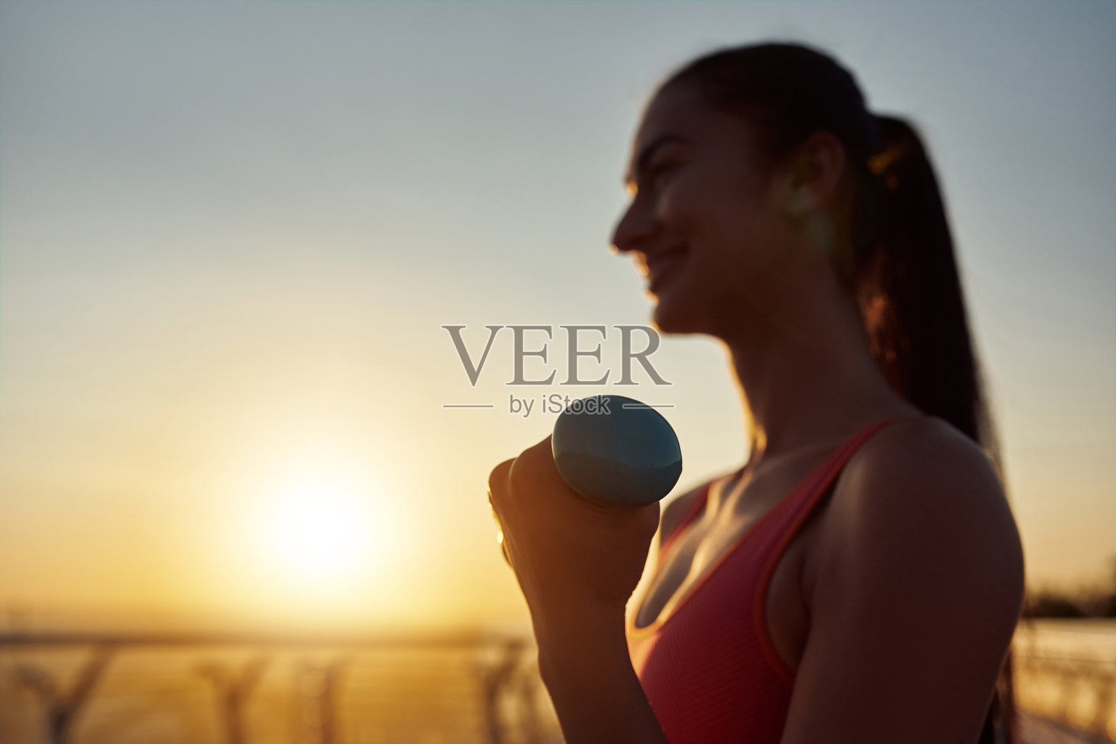 早上女孩在户外做运动照片摄影图片