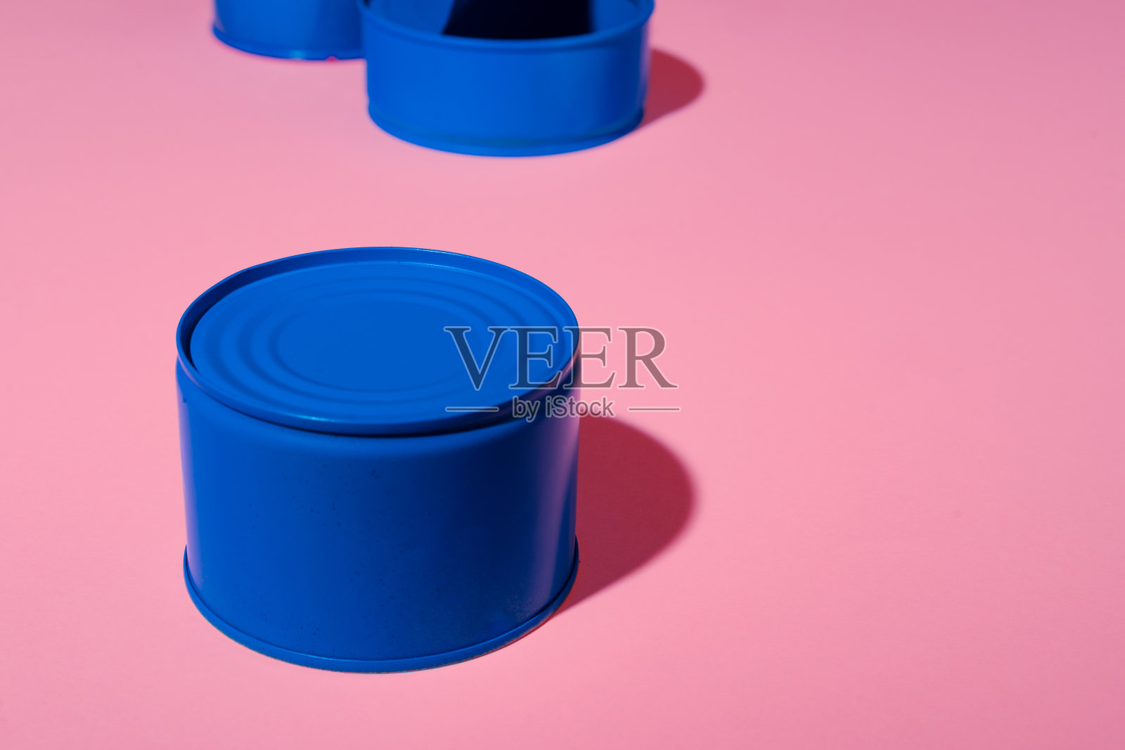 美学概念与蓝色油漆锡罐在粉红色的背景照片摄影图片