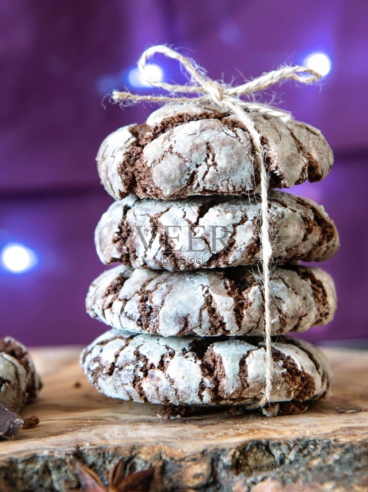 自制的糖粉巧克力酥饼。了巧克力饼干照片摄影图片
