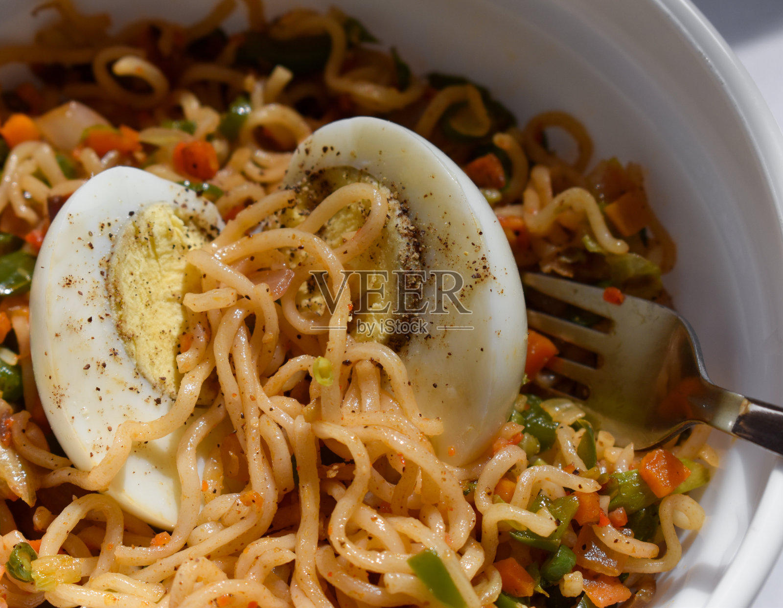 面条和鸡蛋照片摄影图片