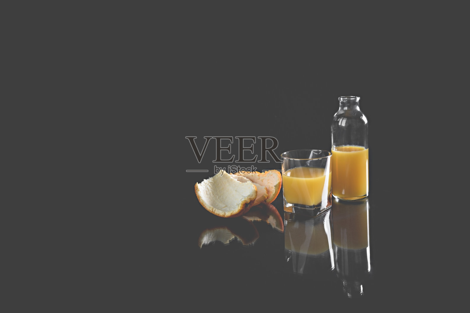 橙汁在一个玻璃罐里，玻璃，橘子皮在旁边。照片摄影图片