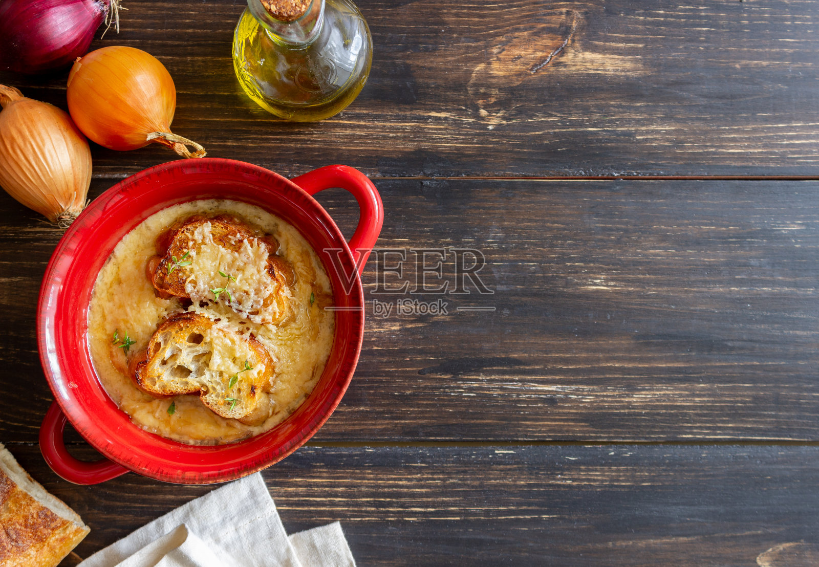 法式洋葱汤配吐司和奶酪。法国菜。素食。照片摄影图片