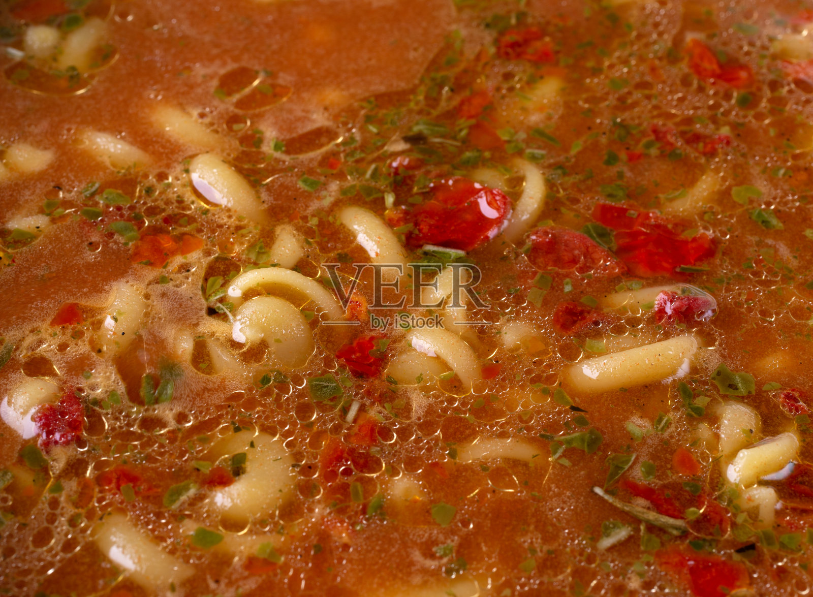 用西红柿和调味料烹饪意大利面照片摄影图片