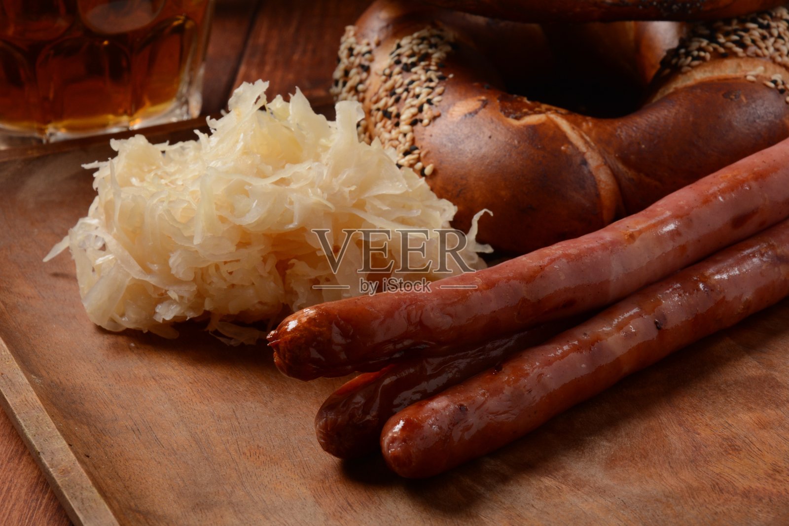 烤香肠配德国泡菜照片摄影图片