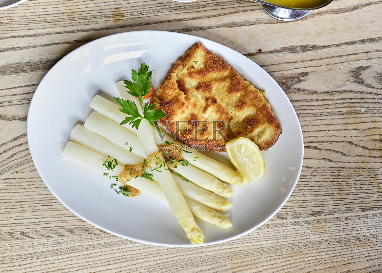 新鲜芦笋配维也纳炸肉排和黄油照片摄影图片