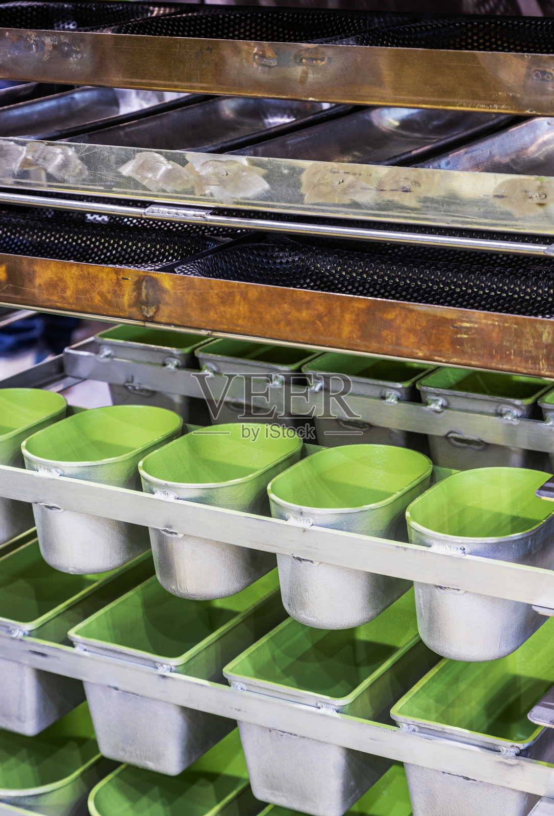 空的金属模具，托盘和货架烘焙面包和烘焙产品在面包房照片摄影图片