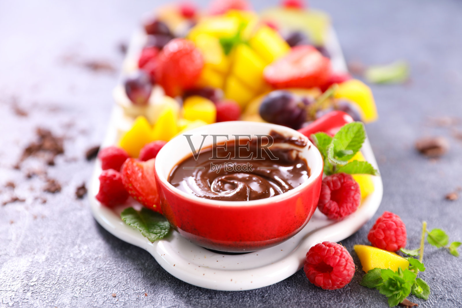 巧克力酱和新鲜水果照片摄影图片