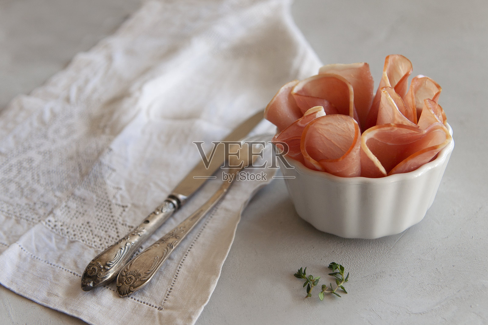 白碗里的牛肉干照片摄影图片