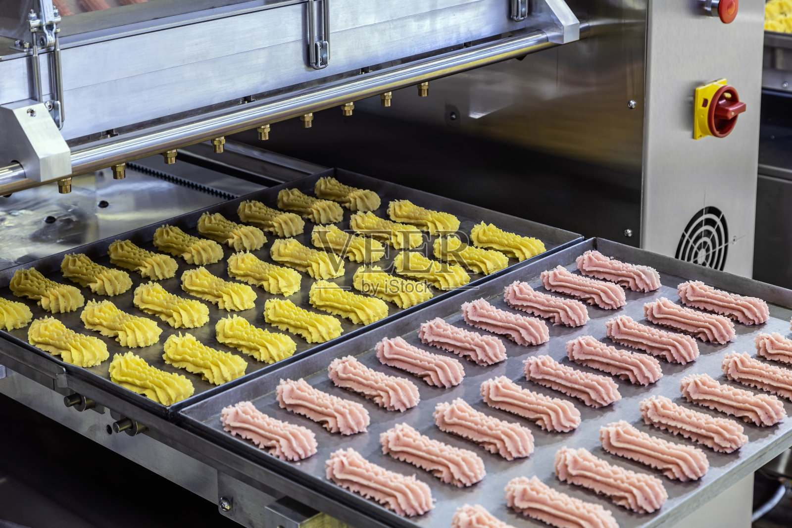 棉花糖和果酱的生产。糖果工厂生产照片摄影图片