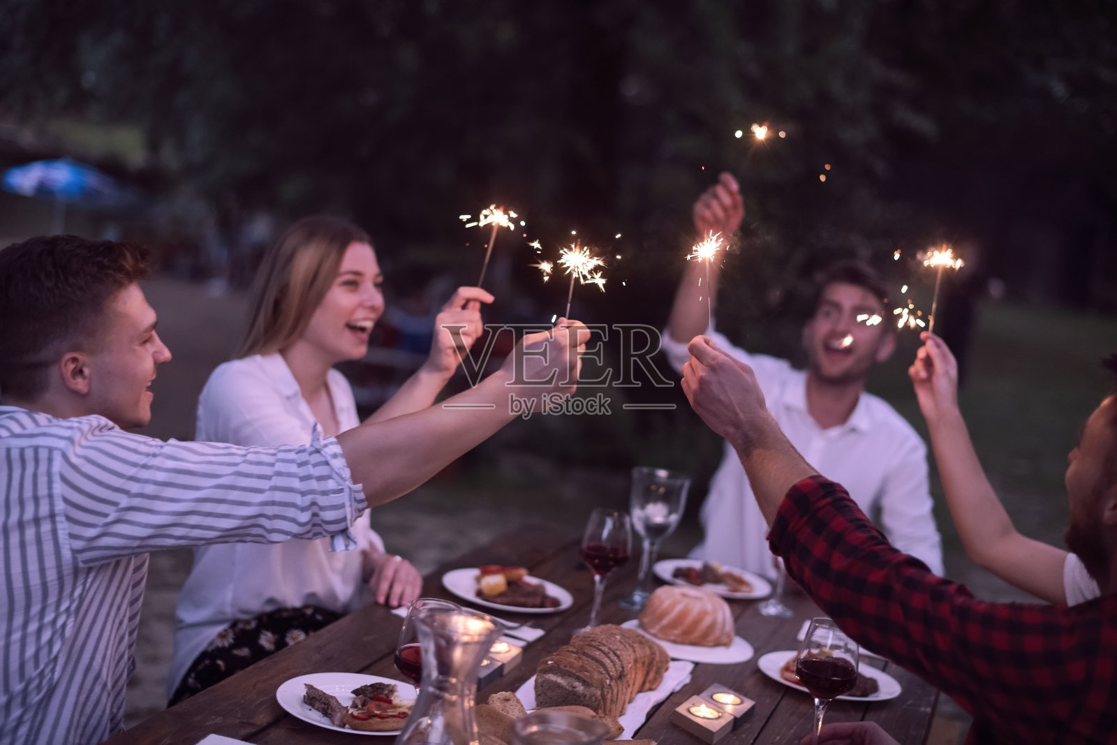 夏天的法式晚餐派对照片摄影图片