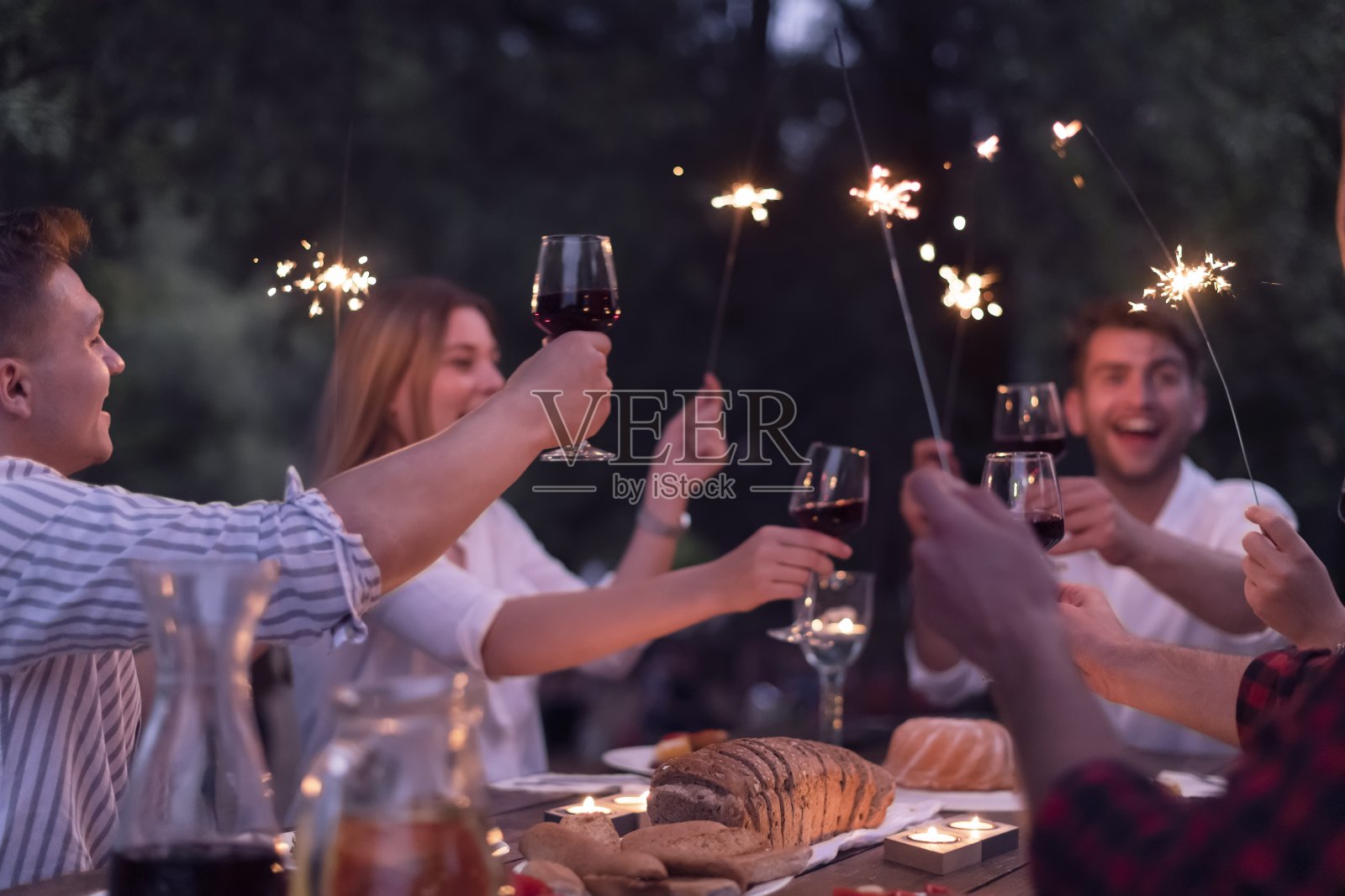 夏天的法式晚餐派对照片摄影图片