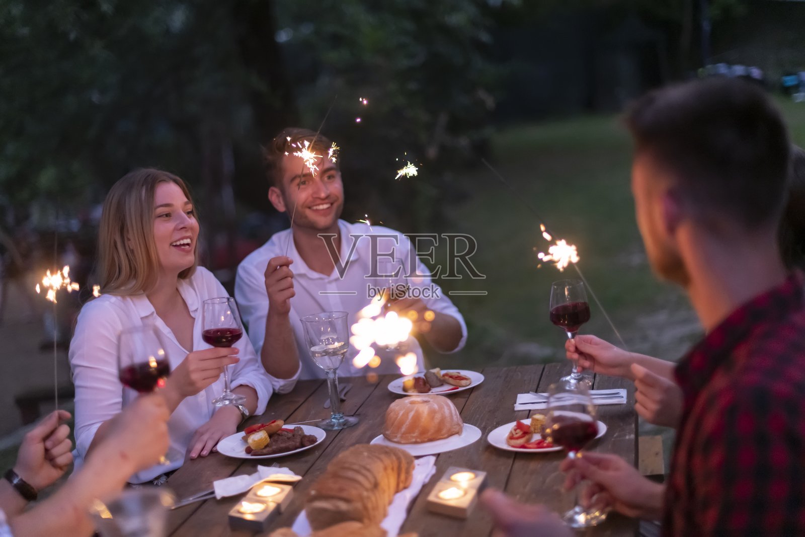 夏天的法式晚餐派对照片摄影图片