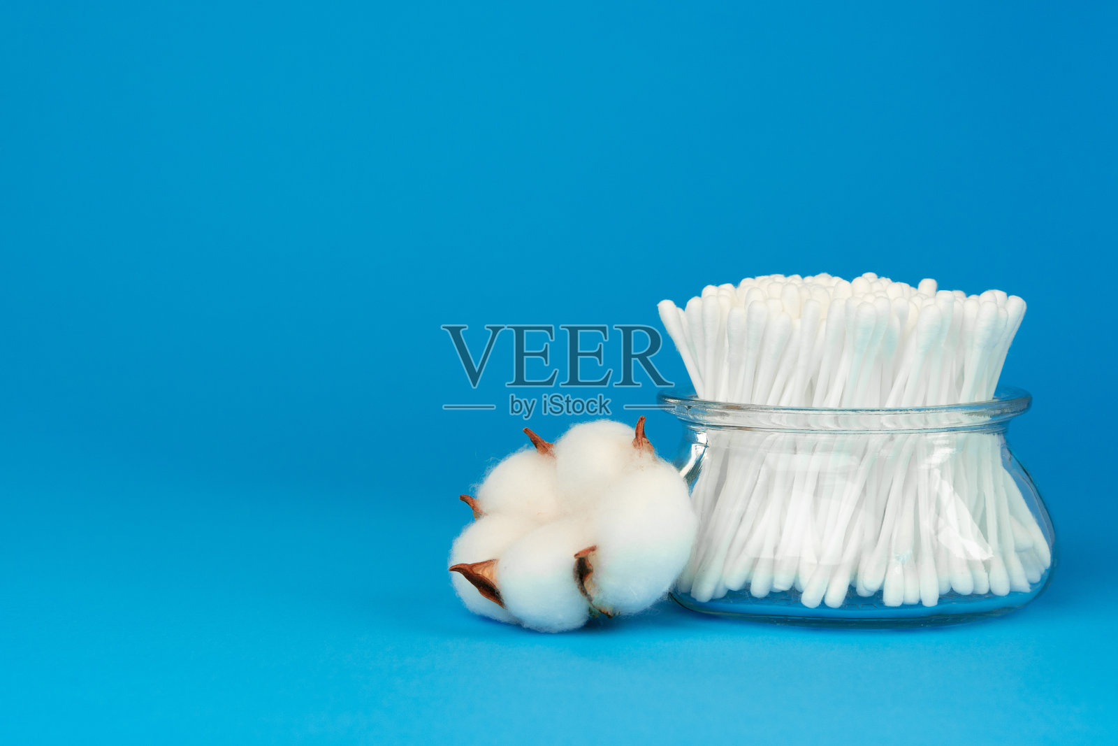 卫生棉耳塞玻璃杯照片摄影图片