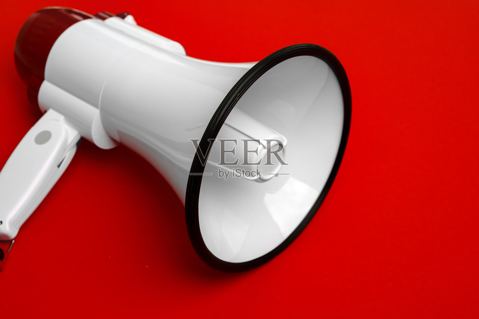 红色背景上的电子扩音器照片摄影图片