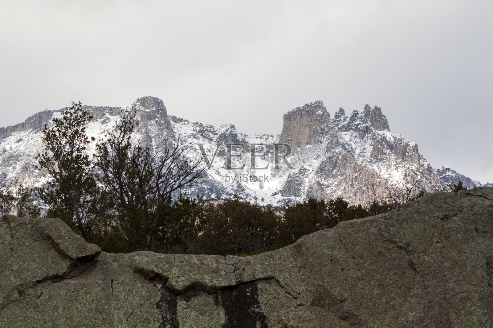 冬季多云天气下的埃佩特里山的岩石峰照片摄影图片