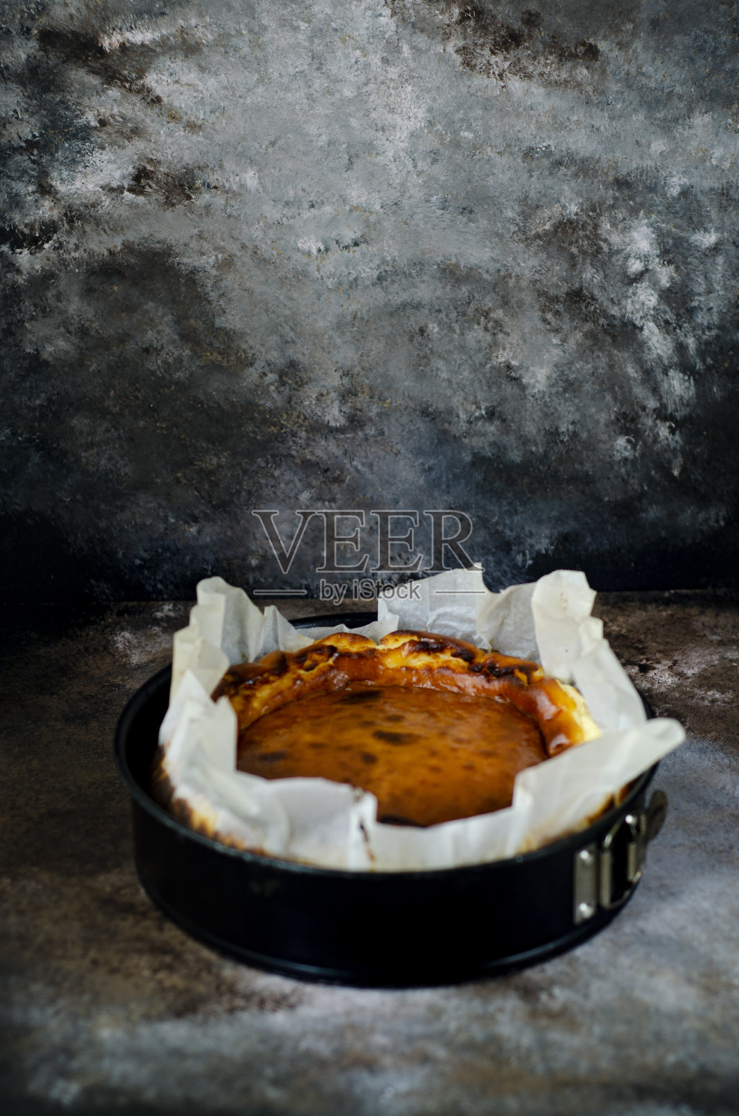 黑背景上的圣塞巴斯蒂安芝士蛋糕照片摄影图片