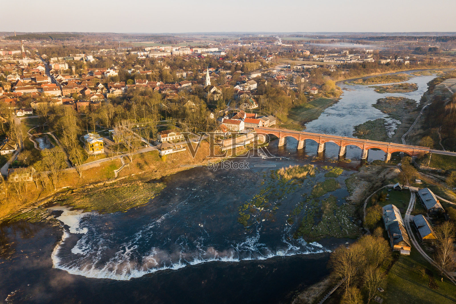 Venta瀑布，欧洲最宽的瀑布和拉脱维亚库尔迪加的长砖桥。从上面了照片摄影图片
