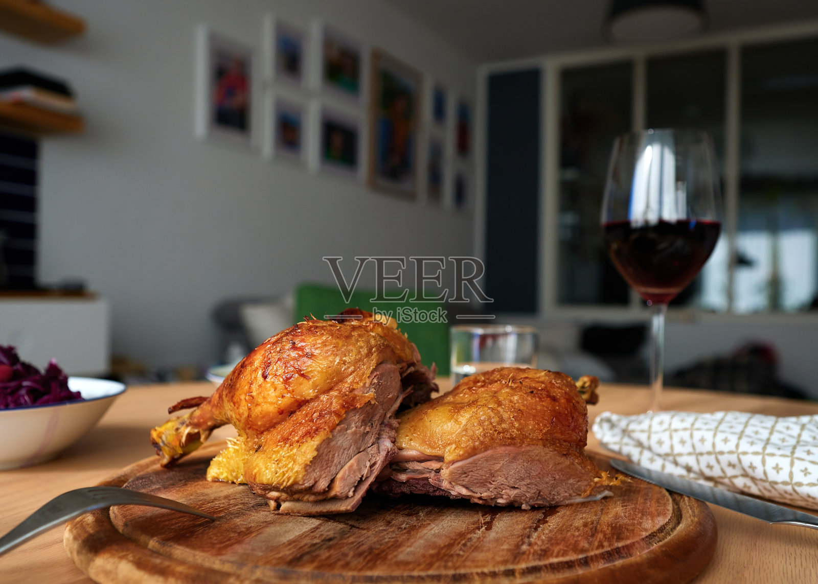 巴伐利亚鸭在烤箱里炸香酥照片摄影图片