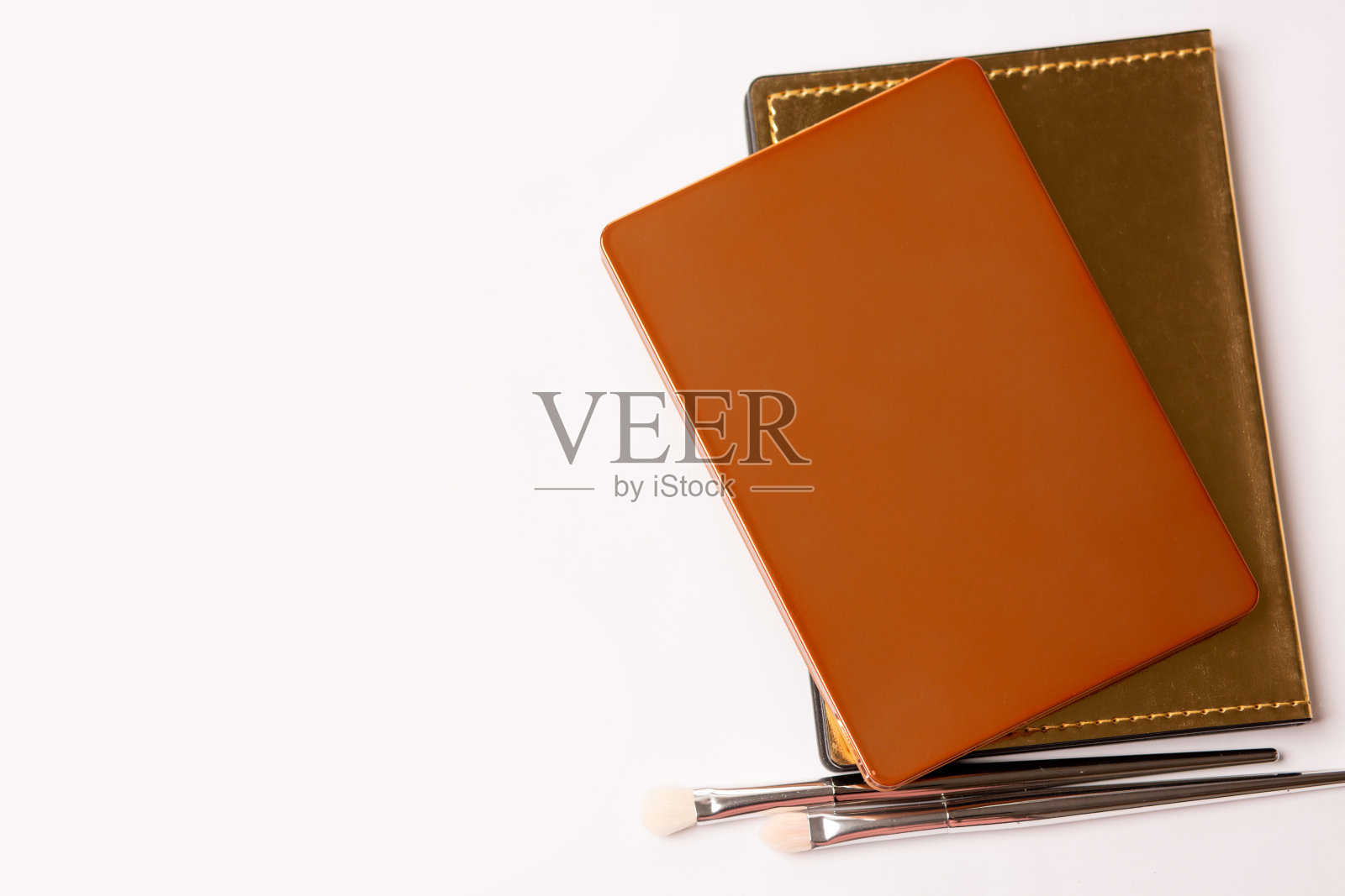 两个合上的眼影调色板和化妆刷照片摄影图片