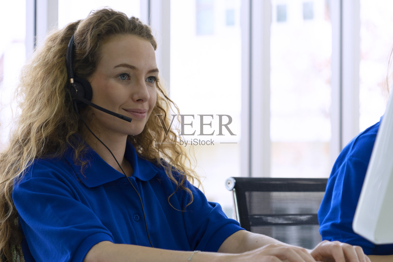 年轻女子在白天带着微笑工作。照片摄影图片