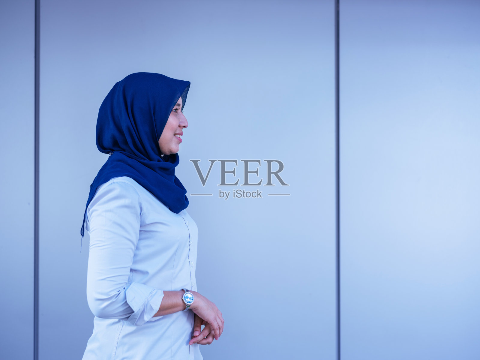 亚洲女商人侧身看向右边的公司大楼照片摄影图片