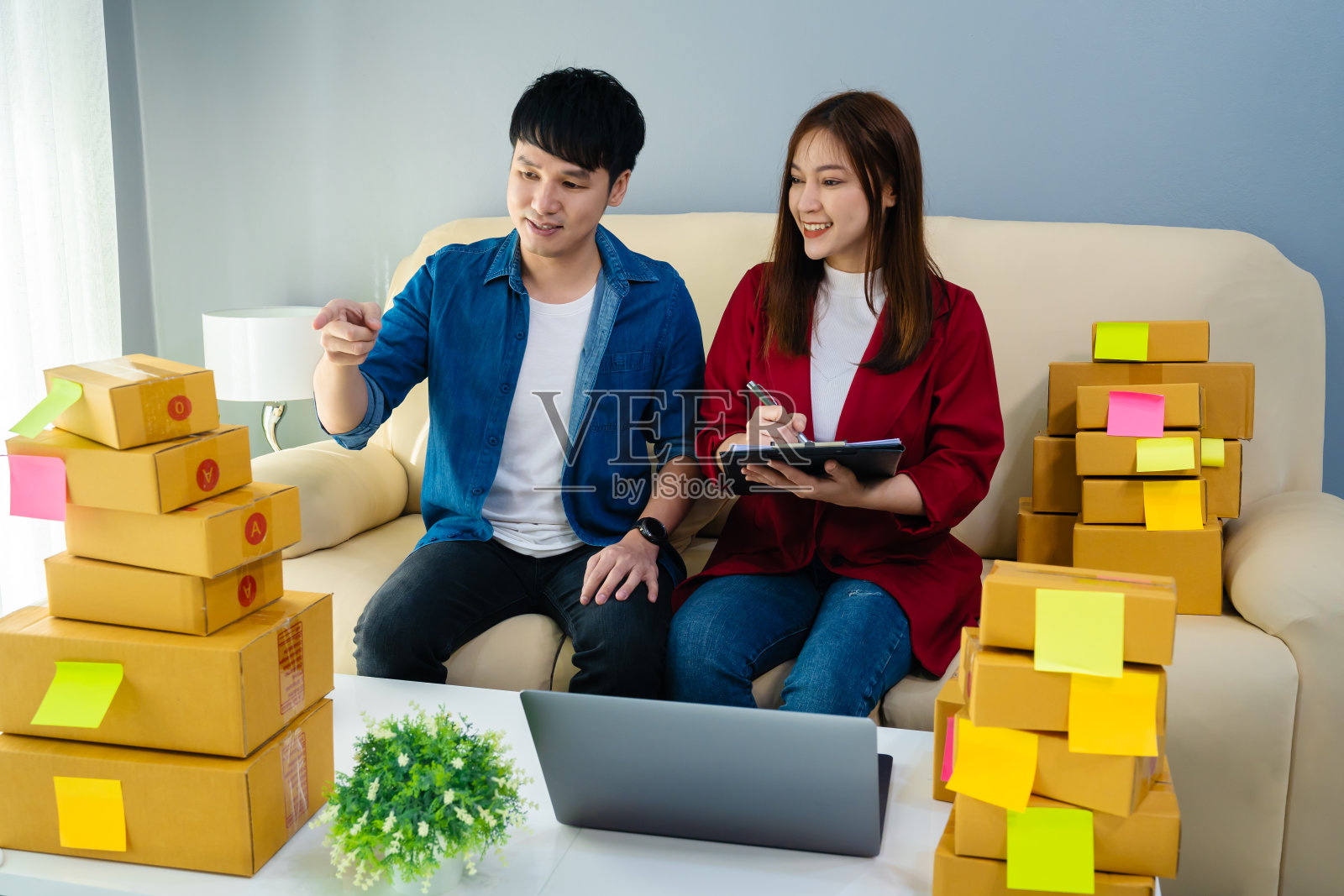 夫妇企业家检查和写订单送货给客户，中小企业网上业务在家照片摄影图片