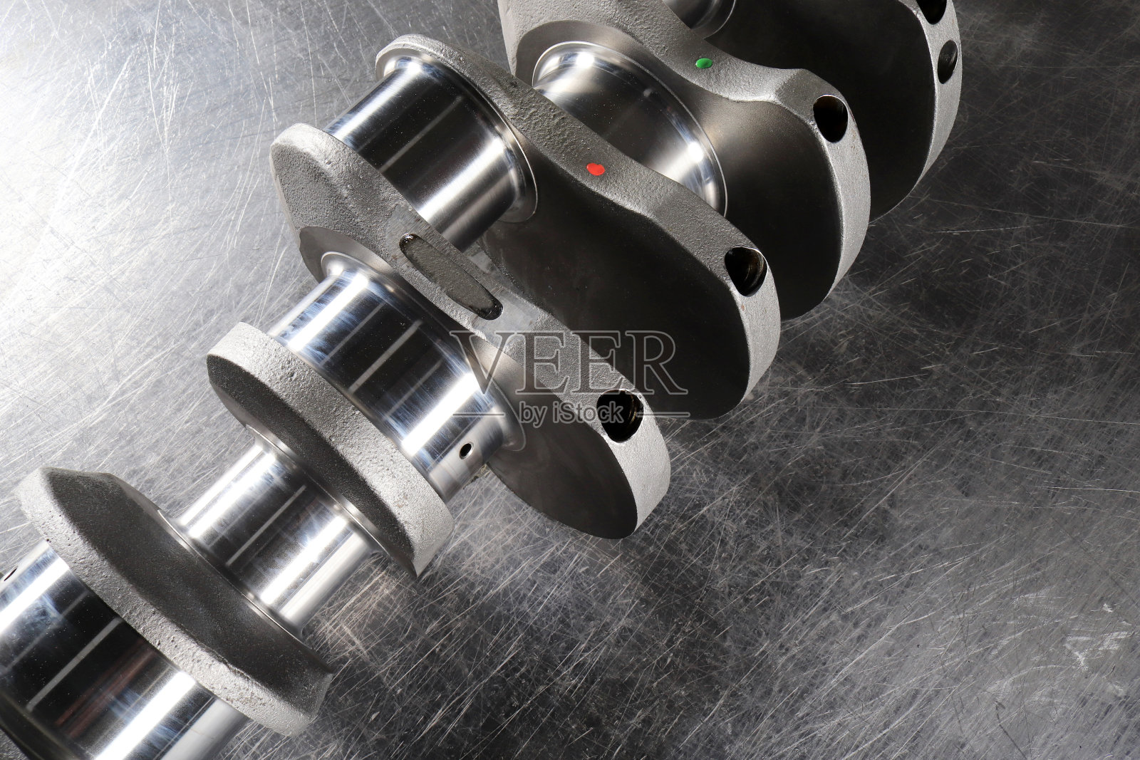 新发动机曲轴。备件。照片摄影图片