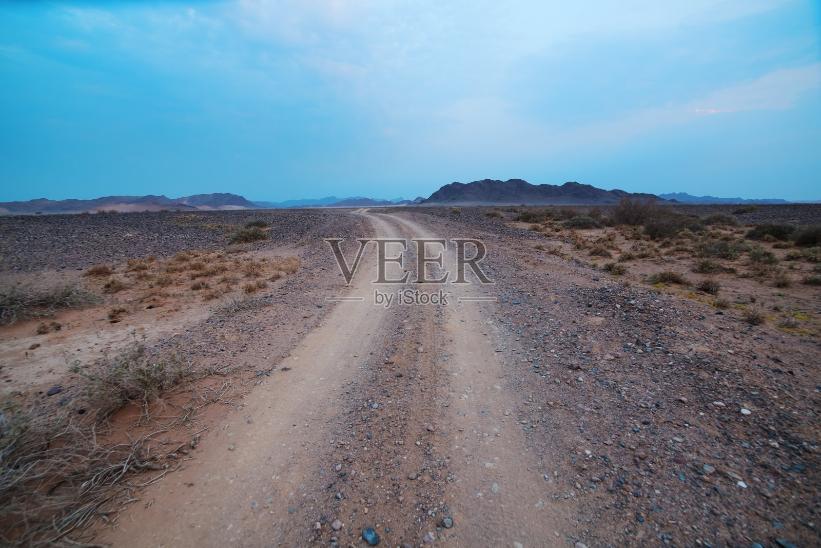 纳米比亚的土路照片摄影图片