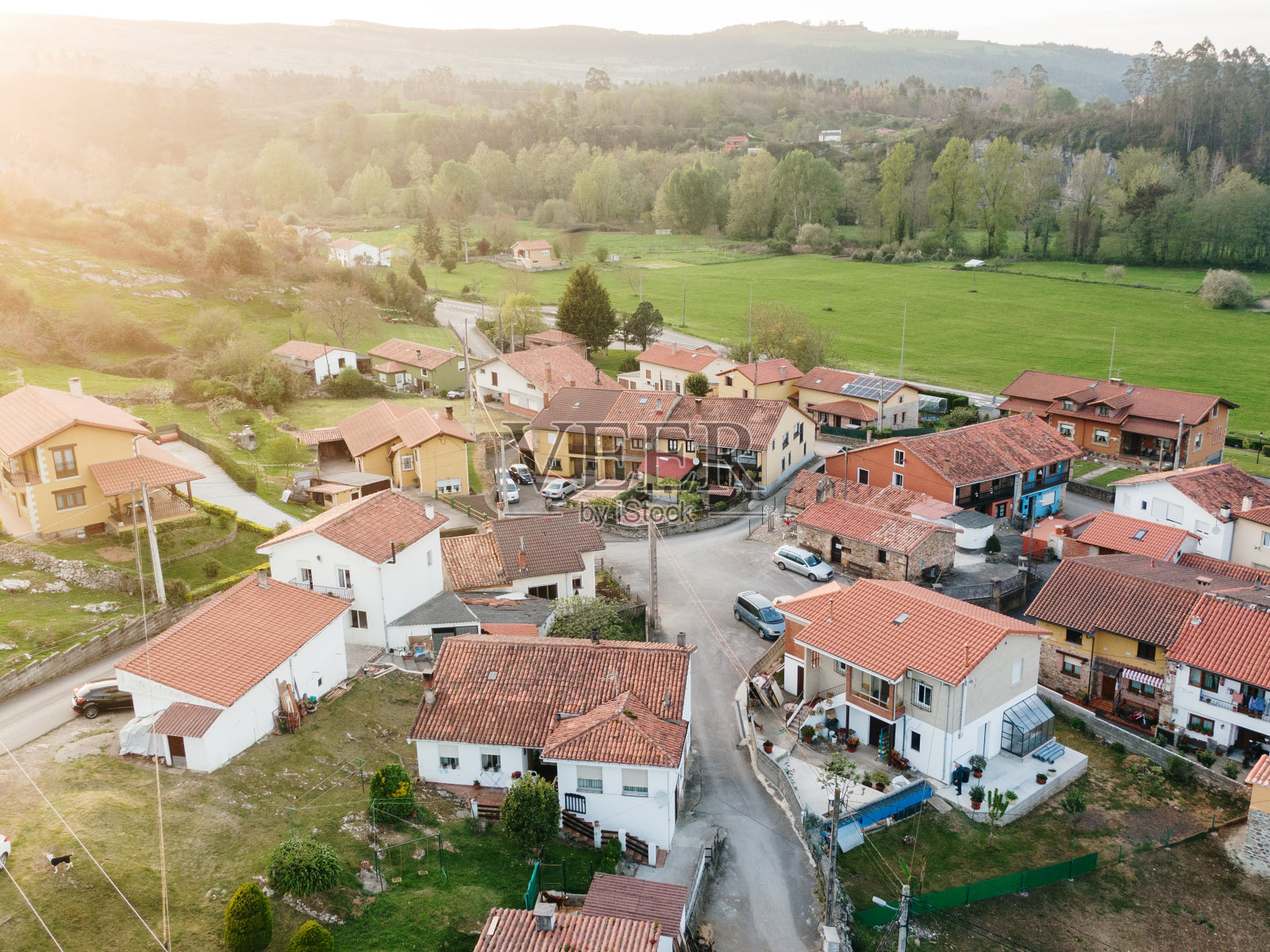 从上面看日落时的村庄照片摄影图片