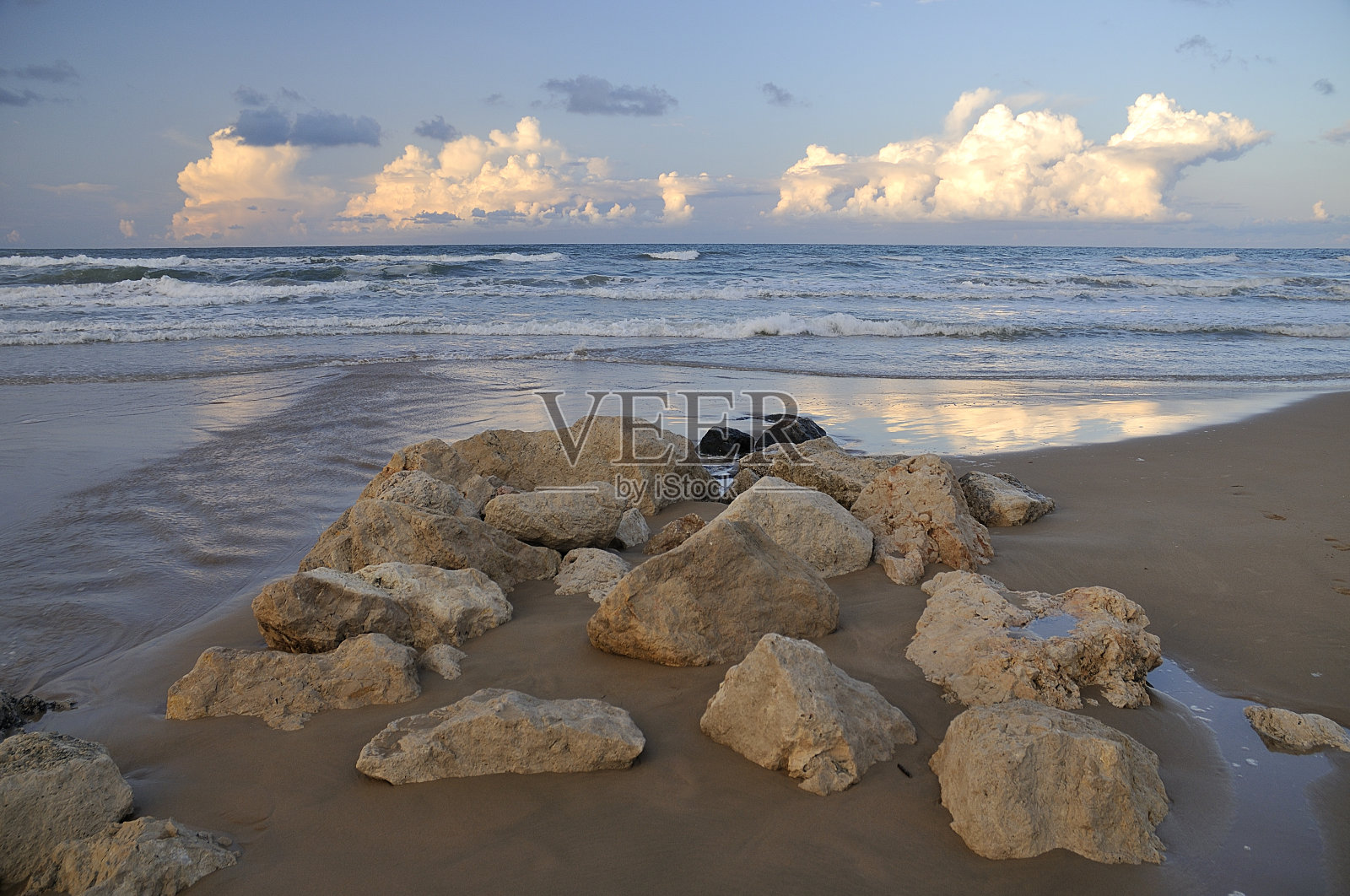 西班牙巴伦西亚海滩上的岩石。照片摄影图片
