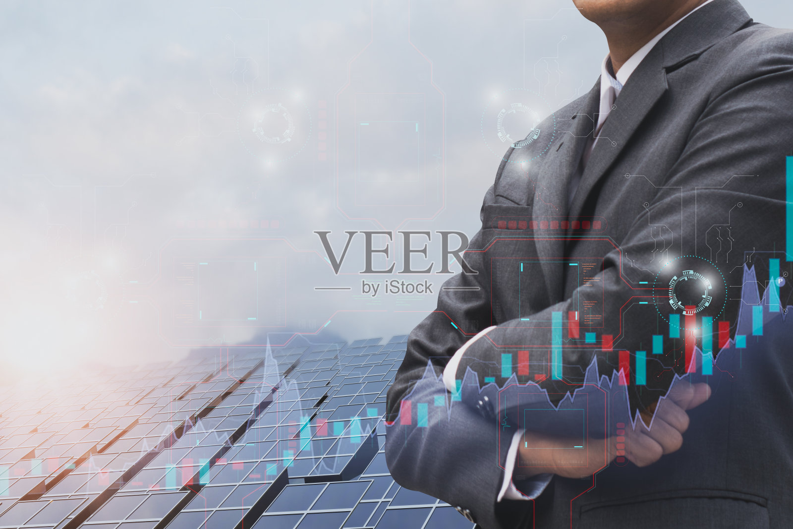 商业和工业电力技术在城市的概念，替代可再生能源，工程师使用智能手机和平板电脑，控制检查操作太阳和光在太阳能农场，光伏板照片摄影图片