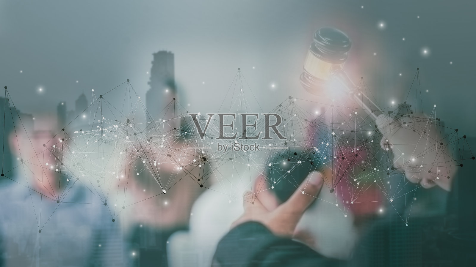 双重曝光：拍卖师控制手势，锤子定音，中标者，公众参与拍卖房产，商业竞争拍卖概念照片摄影图片