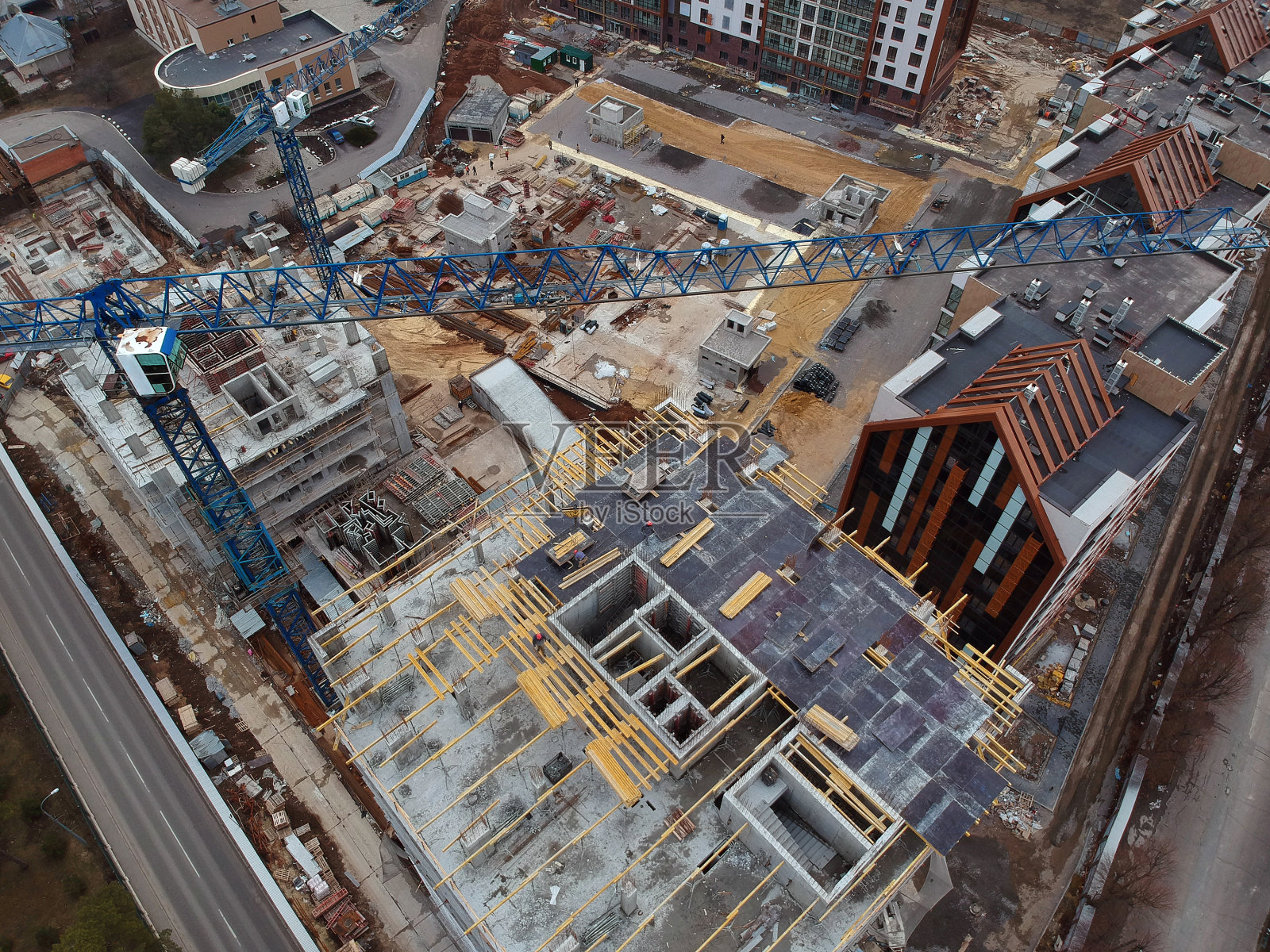 日落时分，繁忙的建筑工地和建筑设备航拍照片摄影图片