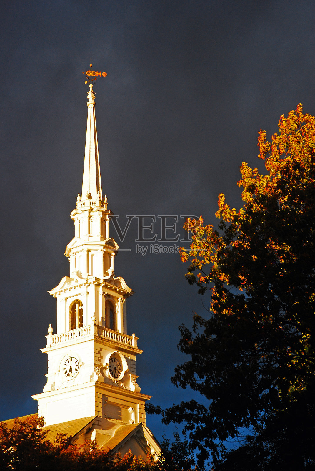 教堂尖塔后面乌云密布照片摄影图片