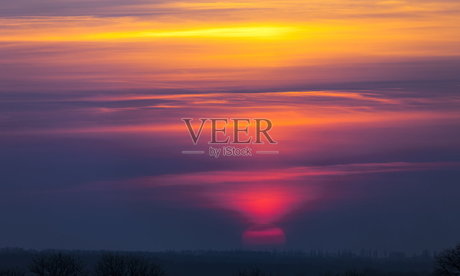 美丽的橙色日落在海上。美丽的风景。照片摄影图片