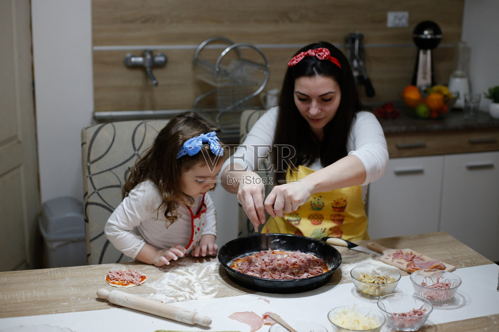 在披萨面团的照片上放意大利腊肠照片摄影图片