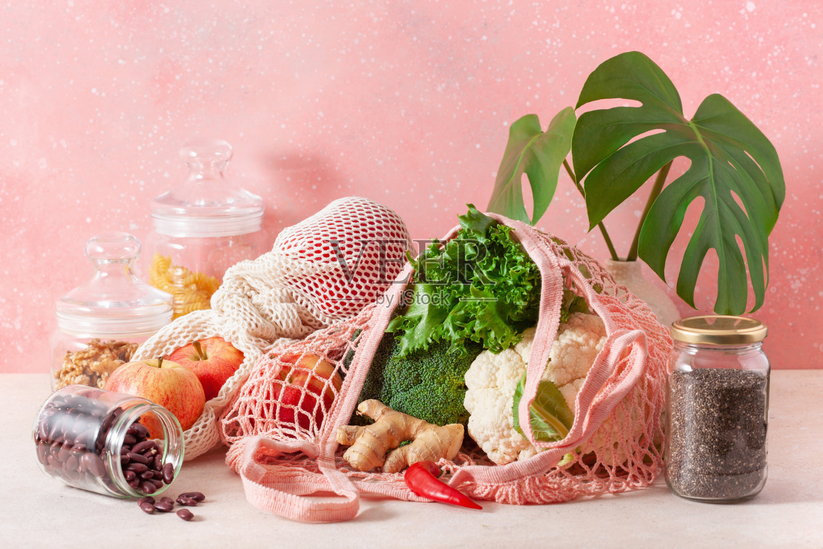 水果蔬菜采用可重复使用的网眼棉袋，无塑料零浪费的理念照片摄影图片