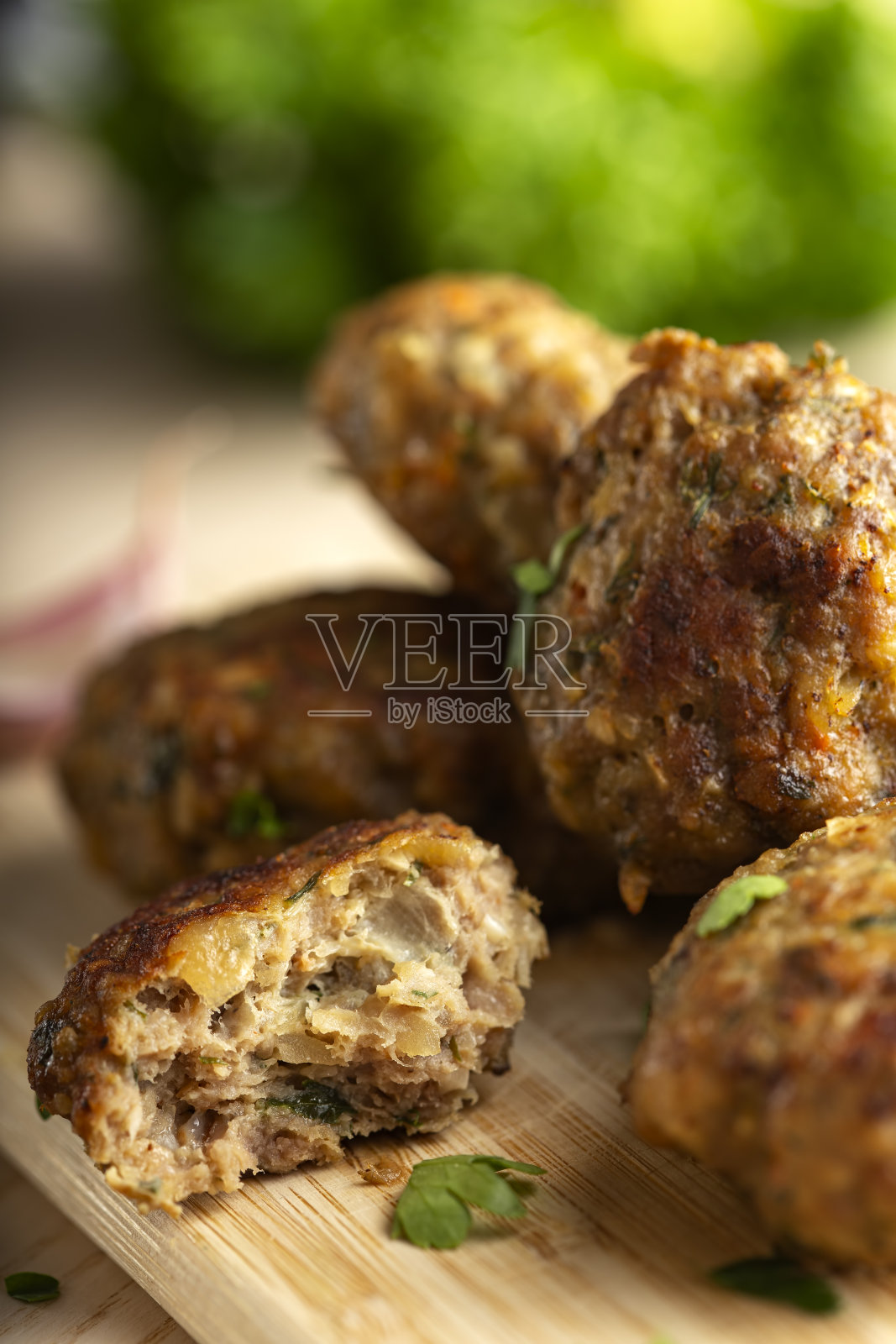 切肉板上的肉特写镜头照片摄影图片