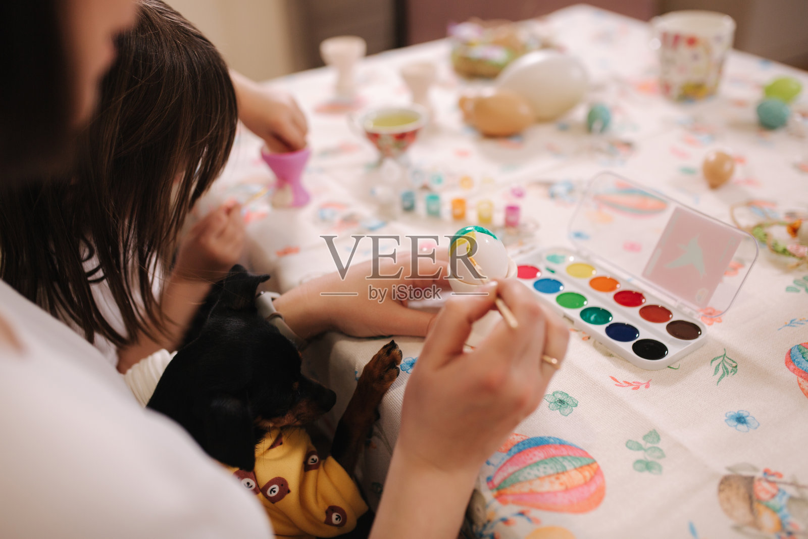 母女在家制作彩蛋庆祝春季假期照片摄影图片