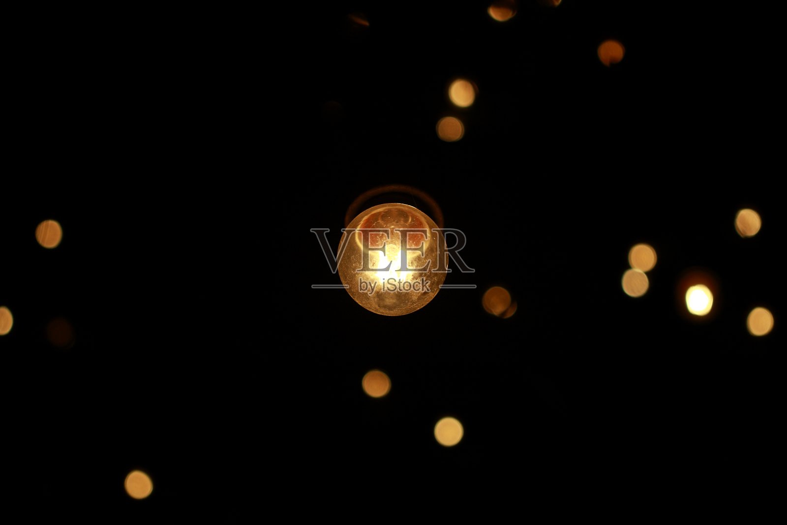 圣诞前夕泰国曼谷的灯光特写，背景模糊不清照片摄影图片