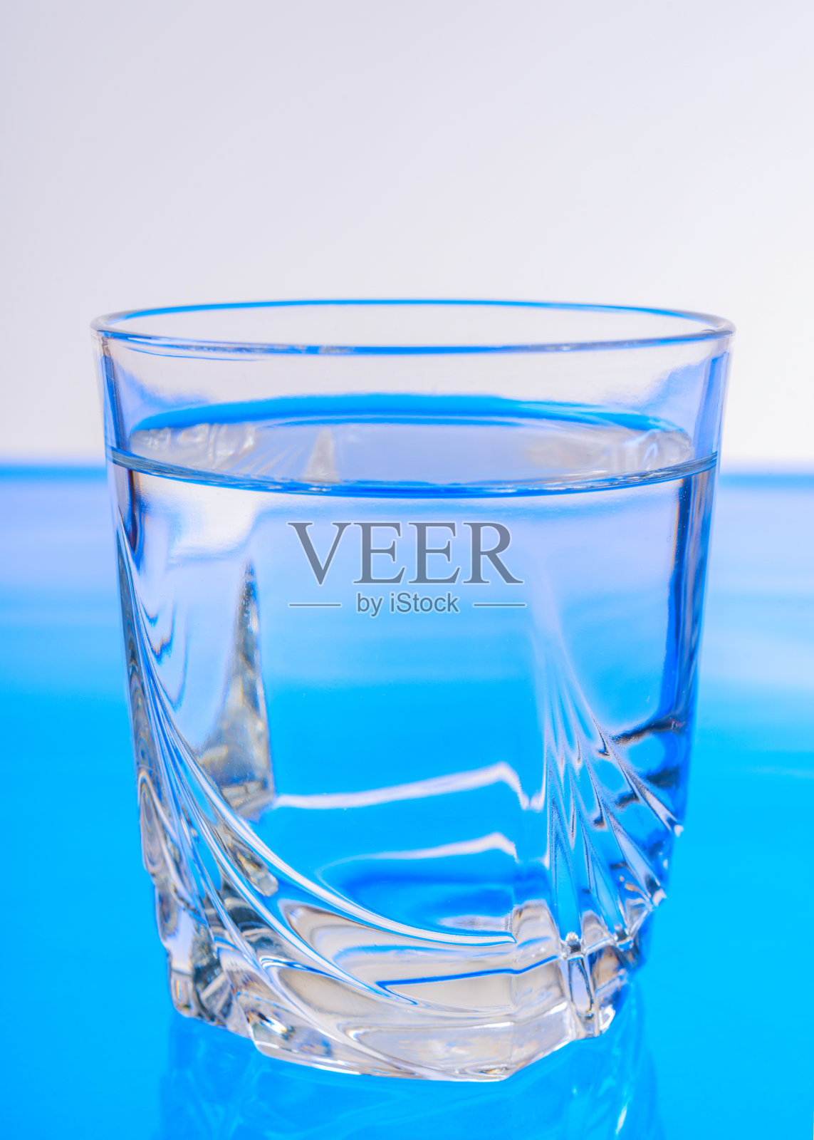 装有清水的玻璃杯照片摄影图片