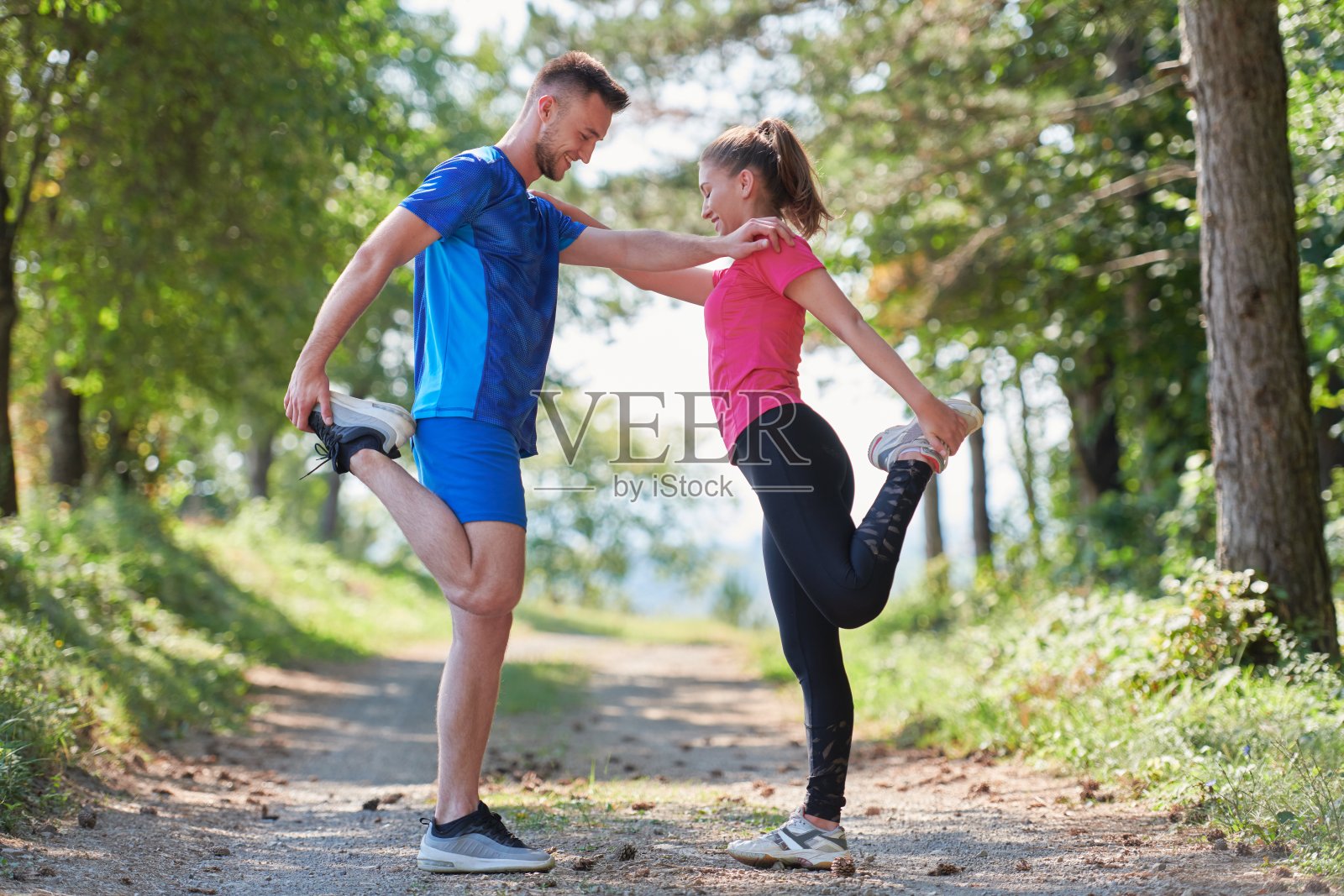 情侣在慢跑前享受健康的生活方式热身和伸展运动照片摄影图片