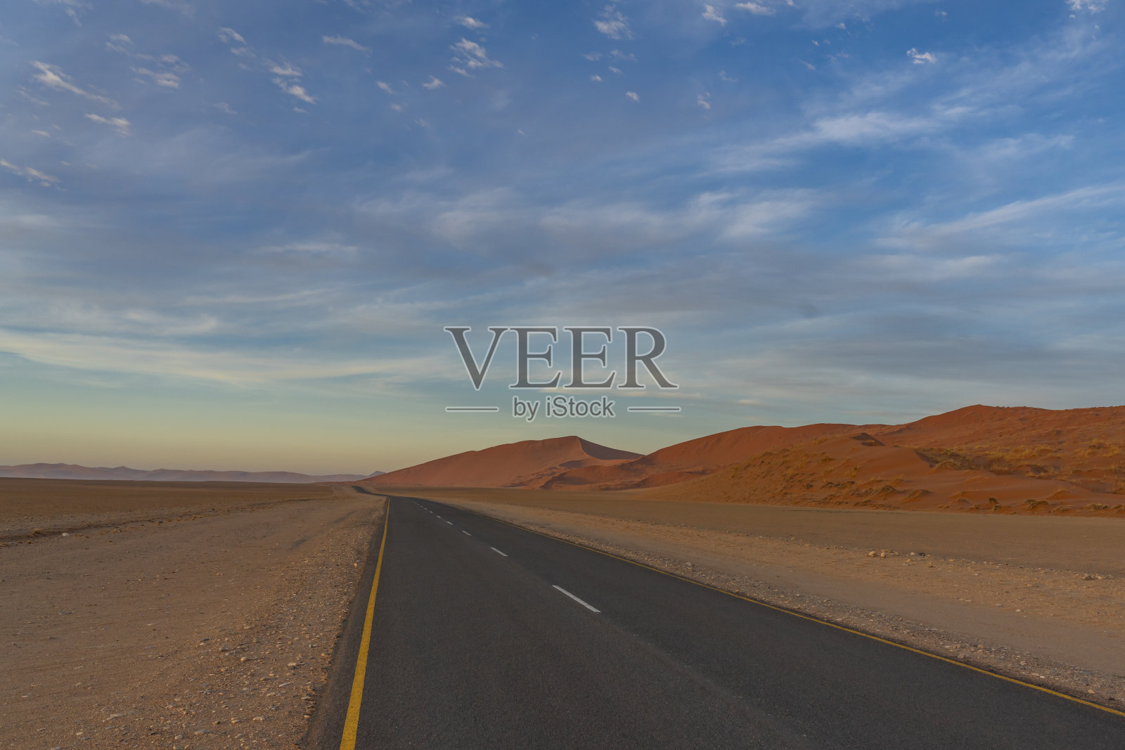 清晨前往索苏斯瓦莱的路上，背景沙丘，纳米比亚纳米布沙漠照片摄影图片