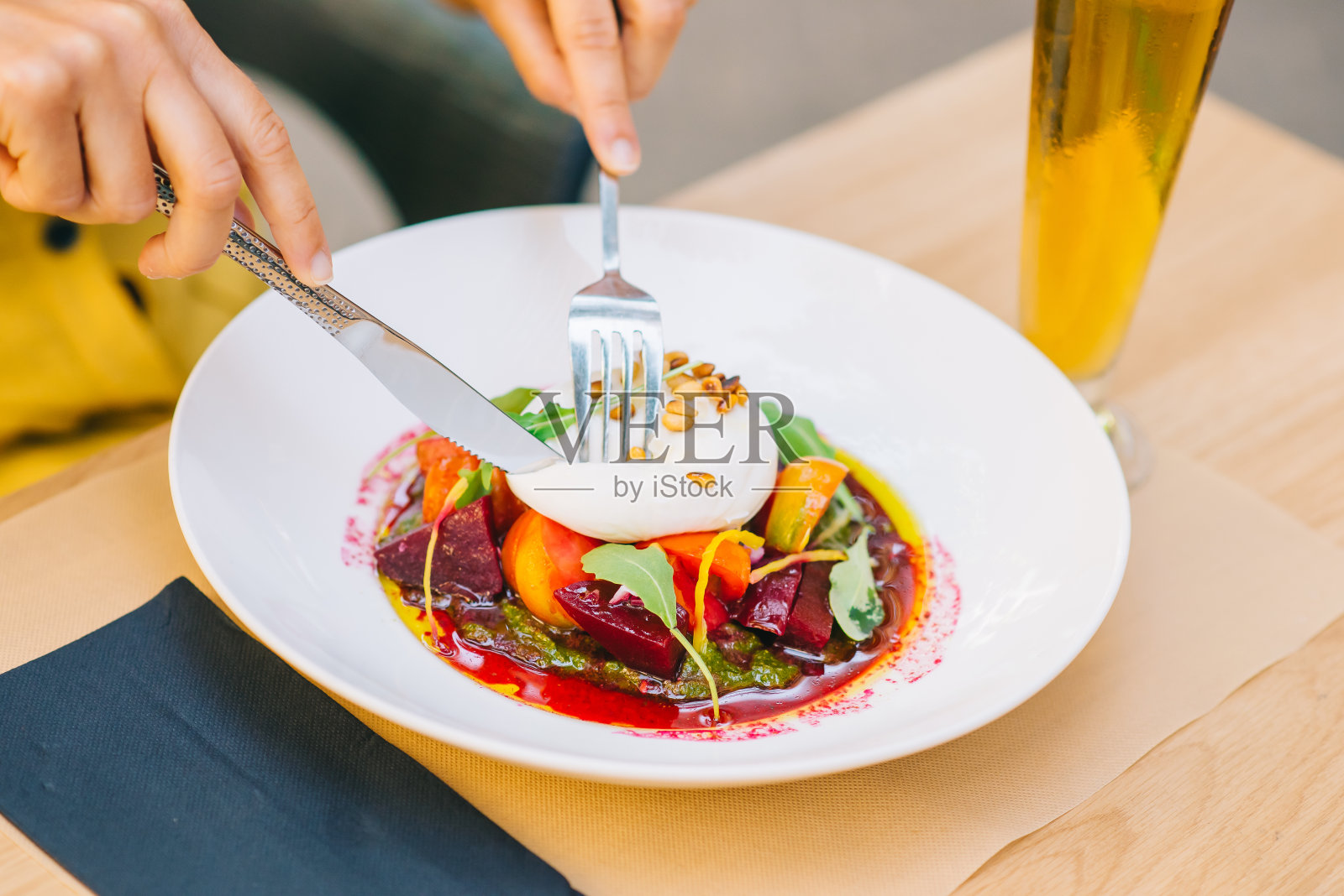 吃着布拉塔奶酪健康沙拉的女人照片摄影图片