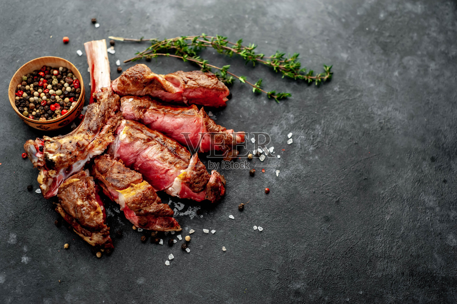 烤牛排-烟斗斧在石头的背景。为你的文本留出拷贝空间照片摄影图片