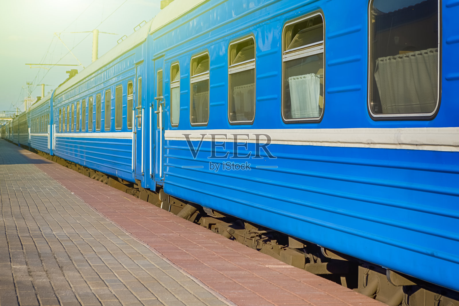 白天车站月台的标准蓝色列车车厢。水平的形象照片摄影图片