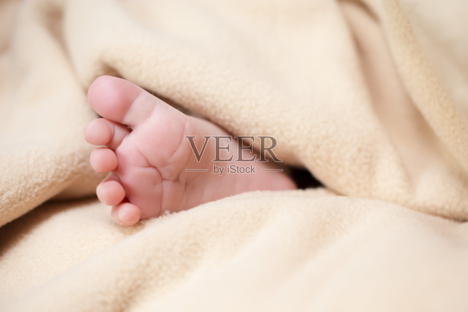 一个4周大男婴脚的微距特写。水平图像组成照片摄影图片