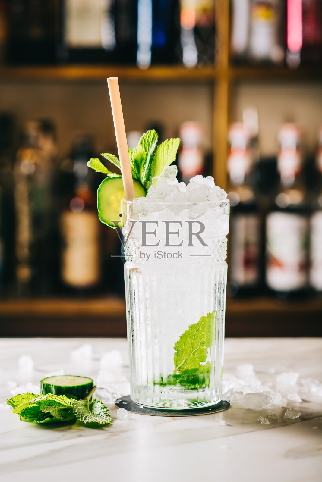 莫吉托鸡尾酒就放在桌上的吧台上照片摄影图片