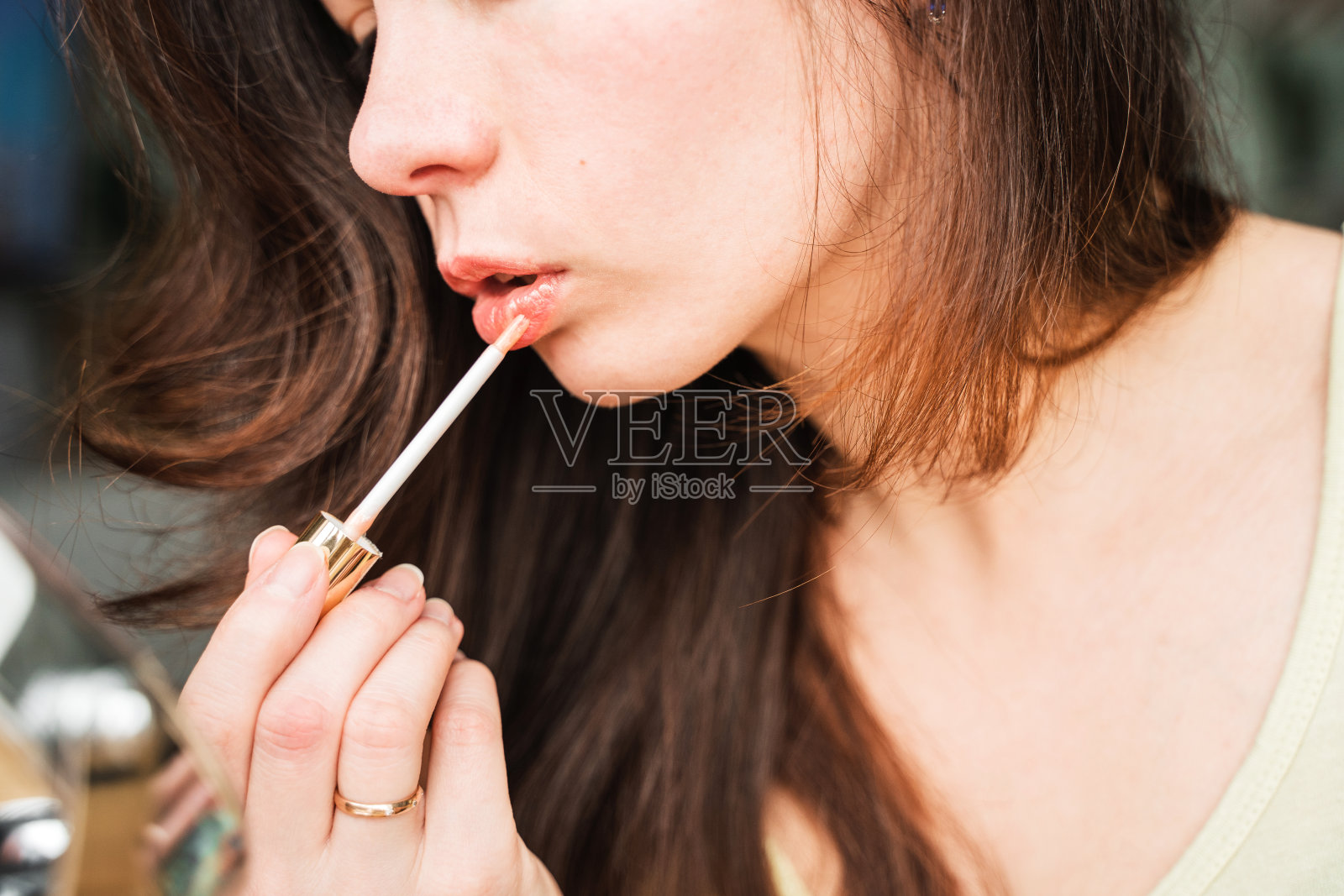 年轻的女人在化妆，涂上亮片照片摄影图片