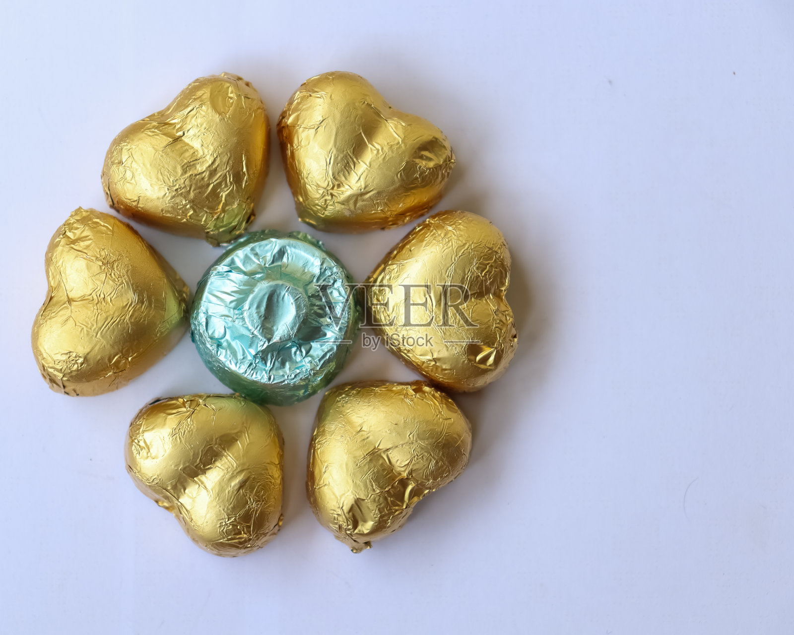 心形巧克力装饰地以白色为背景照片摄影图片